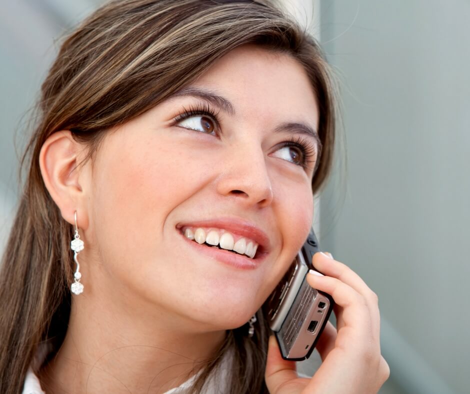 Mulher falando ao telefone.